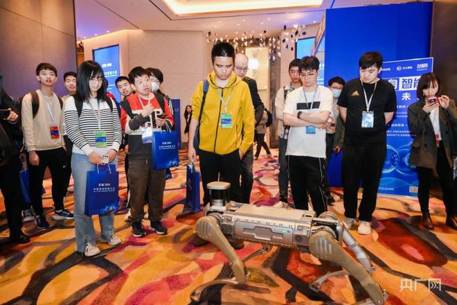 让“机器人”拥有“智慧大脑”2024中国具身智能大会在沪举办(图1)