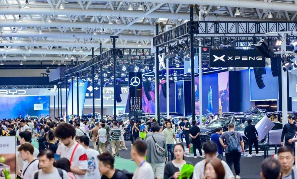 Emc易倍体育:2024国际汽车展第五代国际金奖咖啡机器人COFE+火出圈