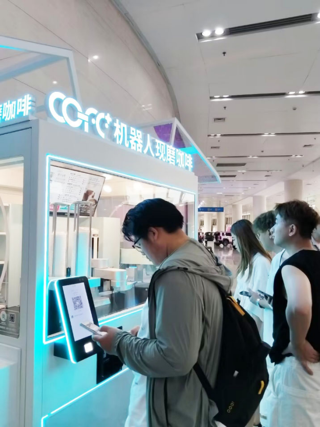 Emc易倍体育：2024国际汽车展第五代国际金奖咖啡机器人COFE+火出圈(图2)