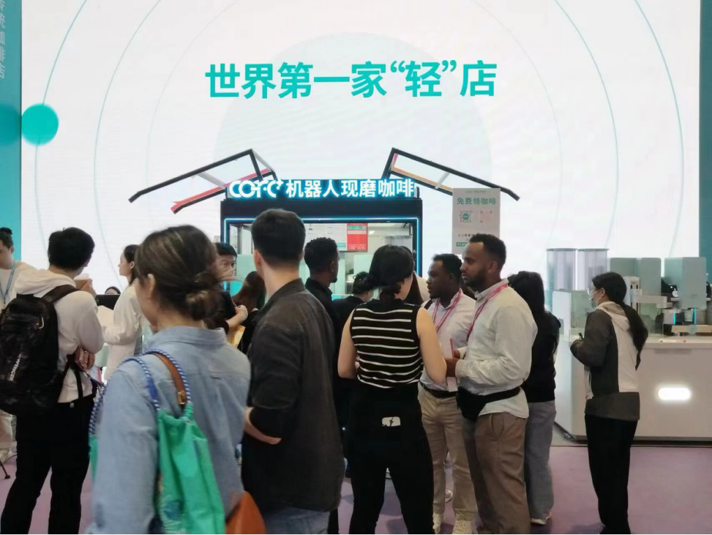 Emc易倍体育：2024国际汽车展第五代国际金奖咖啡机器人COFE+火出圈(图7)