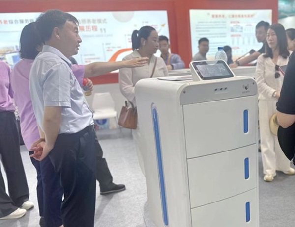 Emc易倍体育：AI+机器人赋能智能养老产业擎朗医疗与您相约2024上海老博会(图2)