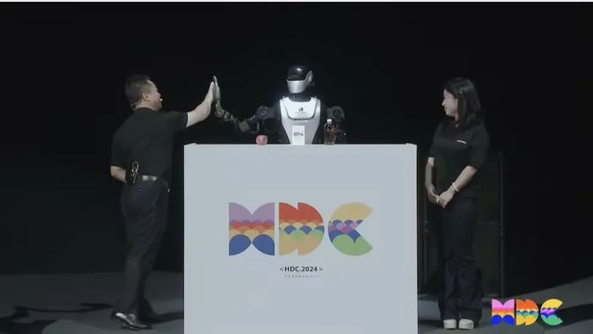 乐聚夸父人形机器人亮相HDC2024搭载华为云盘古具身智能大模型