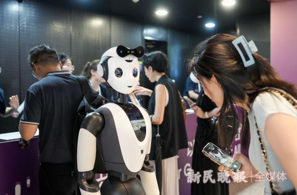 易倍体育网站:2024世界人工智能大会|具身智能+人形机器人通用人工未来已来