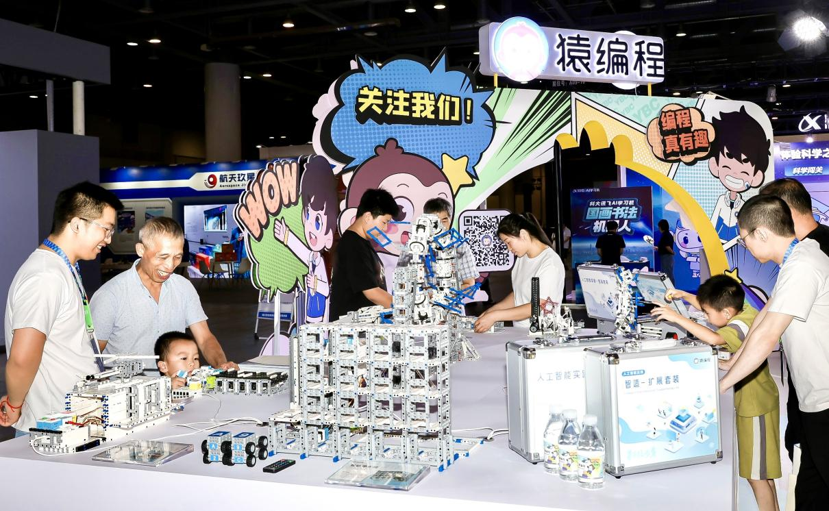 Emc易倍体育：猿编程亮相2024科博会多元化课程体系助力青少年AI教育(图3)