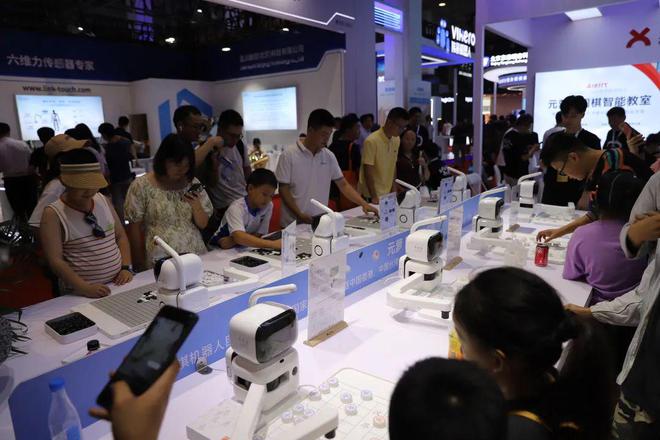 Emc易倍体育：2024世界机器人大会：泡沫、热潮、现实与未来｜甲子光年(图13)