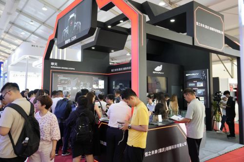 易倍体育网站：2024世界机器人大会：恒之未来携哮天SPARKY机器人引领智能科技新浪潮