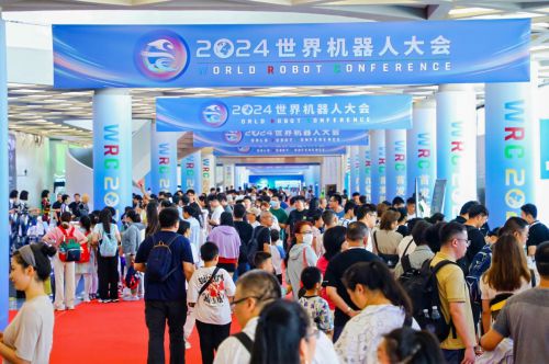 易倍体育网站：2024世界机器人大会：恒之未来携哮天SPARKY机器人引领智能科技新浪潮(图2)