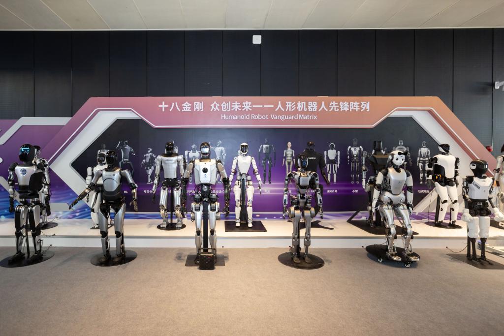 Emc易倍体育:这些有趣的人形机器人争相登场它们离实际应用有多远?