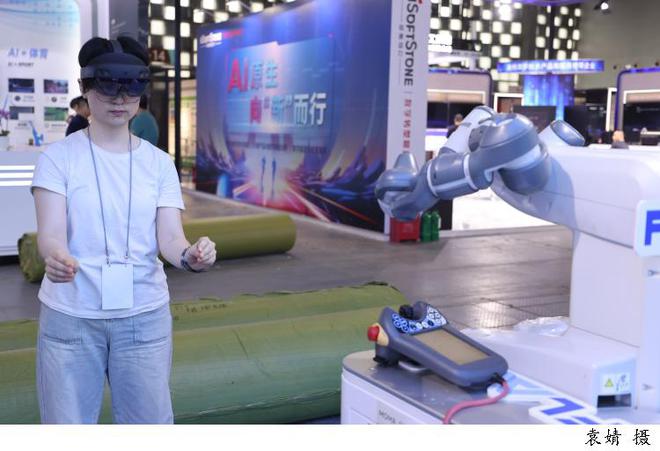 易倍体育网站：图说│看2024世界人工智能大会上的“新面孔”一批“人工智能+”创新应用最新成果集中展示(图8)