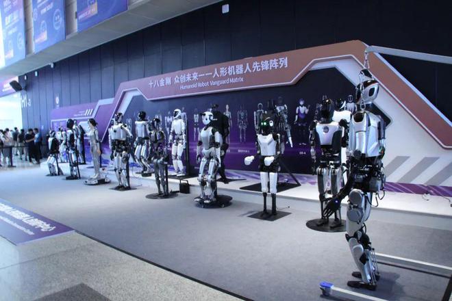 人形机器人先锋列阵WAIC2024！(图2)