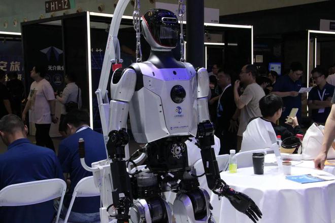 人形机器人先锋列阵WAIC2024！(图5)