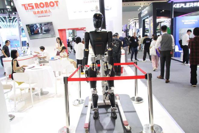 人形机器人先锋列阵WAIC2024！(图6)
