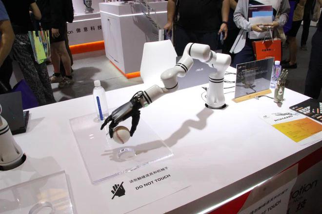 人形机器人先锋列阵WAIC2024！(图8)