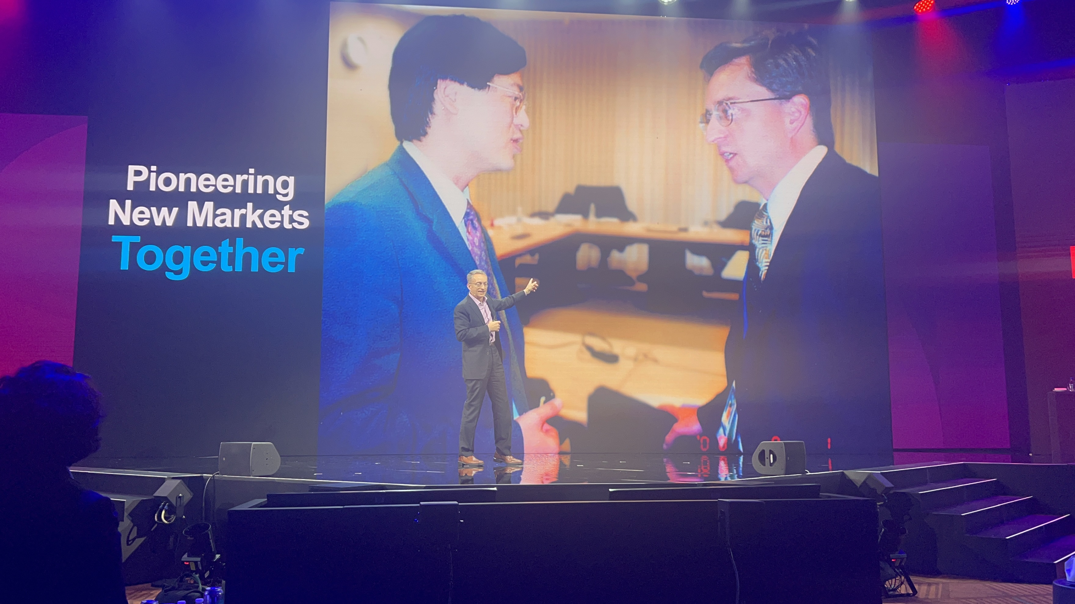 英特尔CEO现场回击“x86不行”论黄仁勋谈AIAgentsAMD苏姿丰被“押宝”下一届诺奖？AI时代风云人物汇集在这场大会(图2)