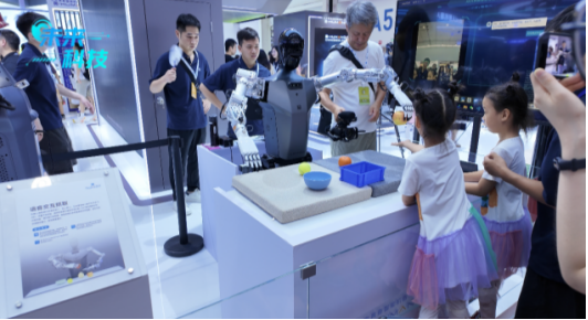 2024世界机器人大会：人工智能产品璀璨亮相助力青少年科技创新(图3)