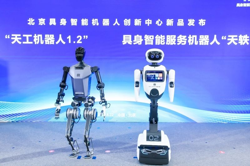 北京自研可拟人奔跑全尺寸人形机器人具备语音交互抓取能力