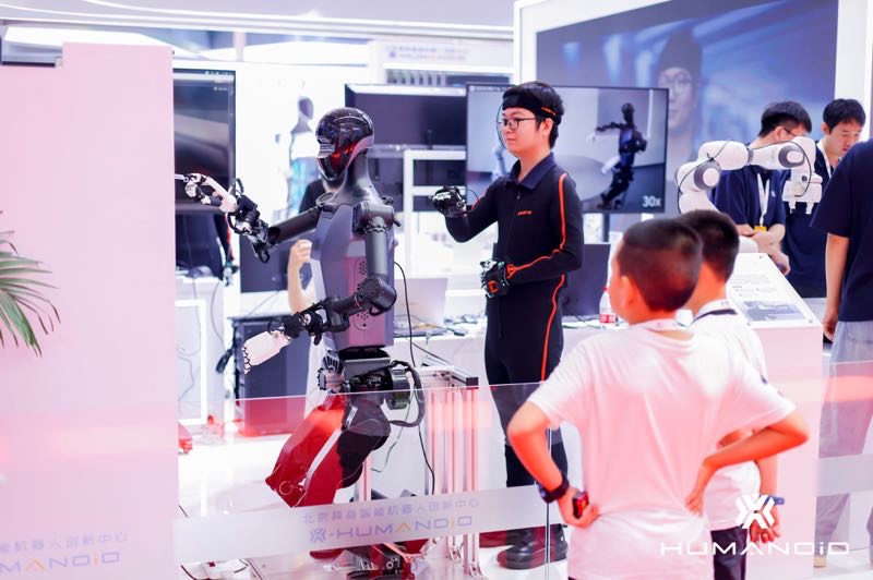 Emc易倍体育：2024世界机器人大会开幕“天工”机器人成全场焦点(图1)