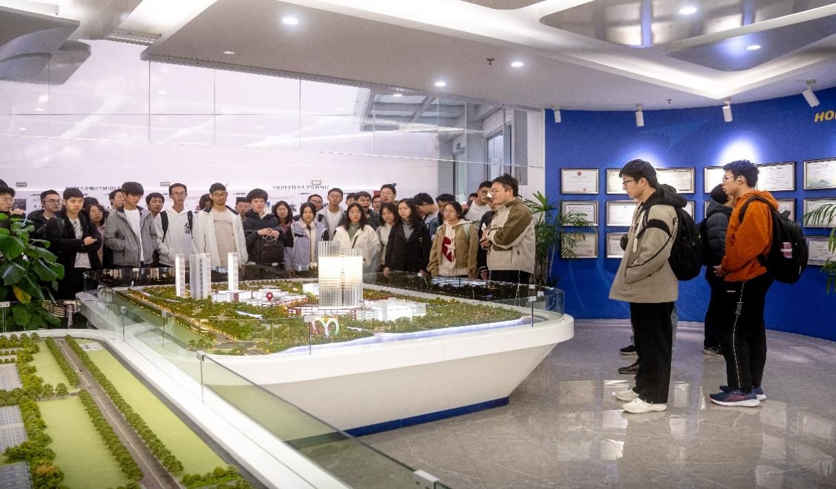 人工智能与数据科学学院2024级人工智能科技英才班赴苏州实践学习(图2)