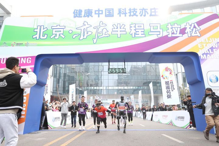 北京“追新”破题：昔日独角兽都成“顶梁柱”人形机器人变身“北京人”