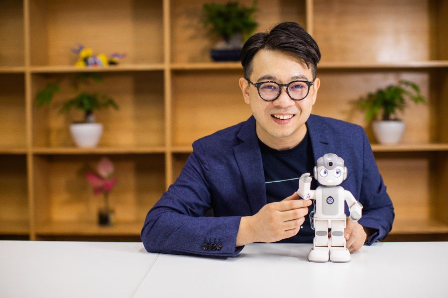 机器人何以“成人”？对话优必选CEO周剑：软件算法成为人形机器人发展关键丨2024年终特刊