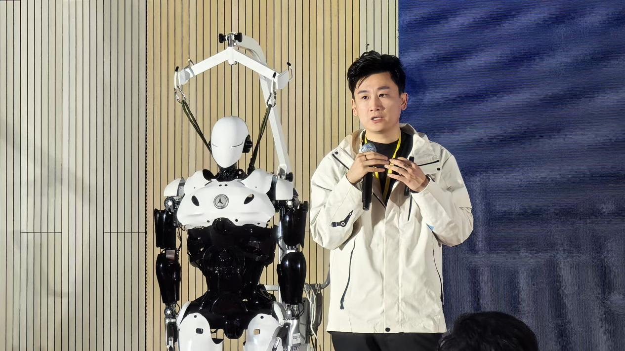 助力家庭生活合十思维发布多款智能机器人(图2)