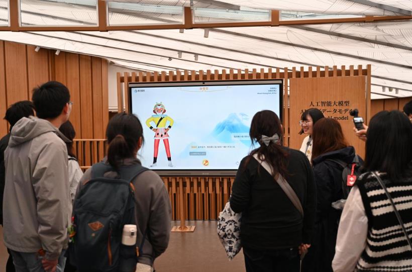 “AI孫悟空”對話全球訊飛星火AI大模型展項亮相大阪世博會中國館(图2)