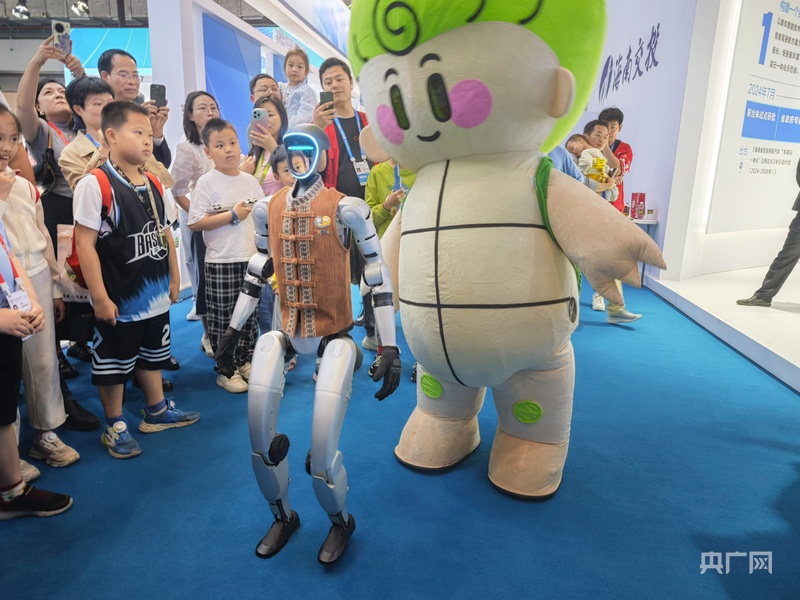 易倍体育网站：逛消博丨新科技新玩法AI元素闪耀消博会(图4)