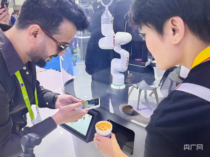 易倍体育网站：逛消博丨新科技新玩法AI元素闪耀消博会