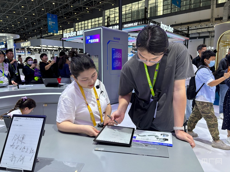易倍体育网站：逛消博丨新科技新玩法AI元素闪耀消博会(图2)
