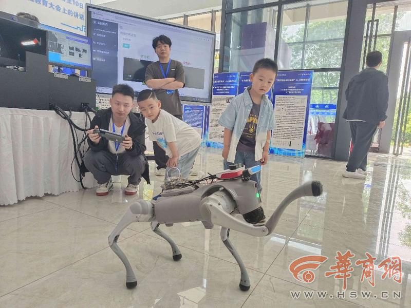 “网红”机器狗来了！西安科技大学人工智能学院在科技周展示丰硕成果(图3)
