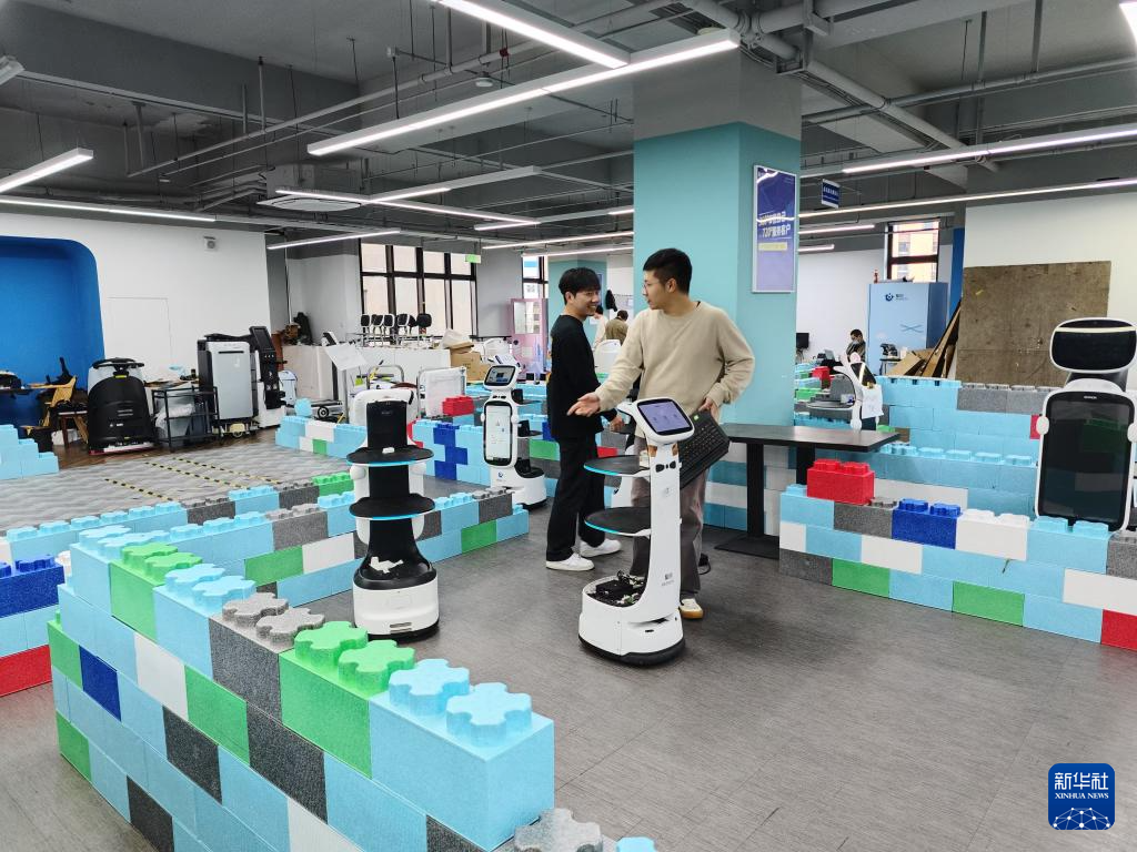 中国经济样本观察·企业样本篇丨“智造”10万台服务机器人“小巨人”擎朗有大梦想