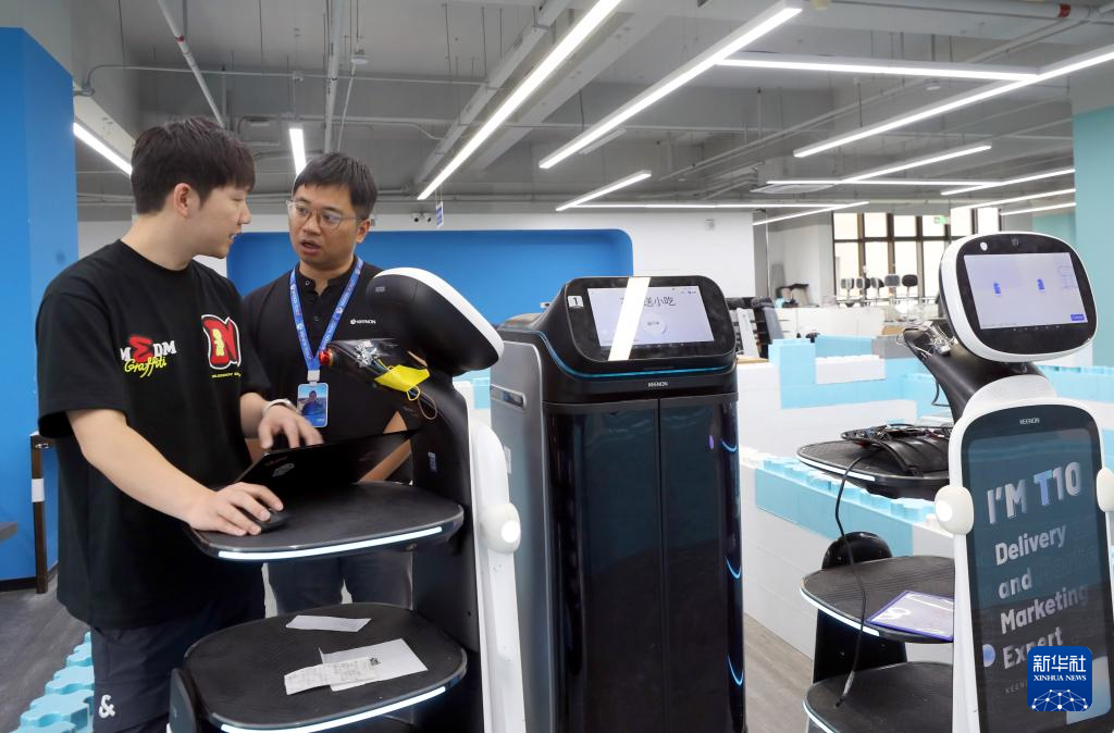 中国经济样本观察·企业样本篇丨“智造”10万台服务机器人“小巨人”擎朗有大梦想(图3)