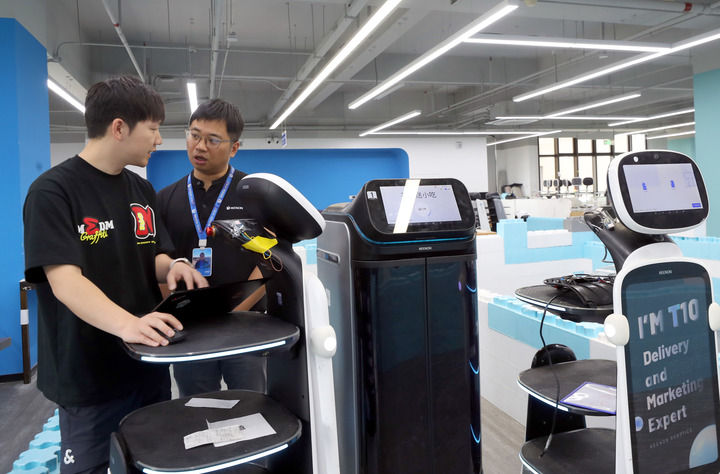 易倍体育网站：“智造”10万台服务机器人“小巨人”擎朗有大梦想(图4)