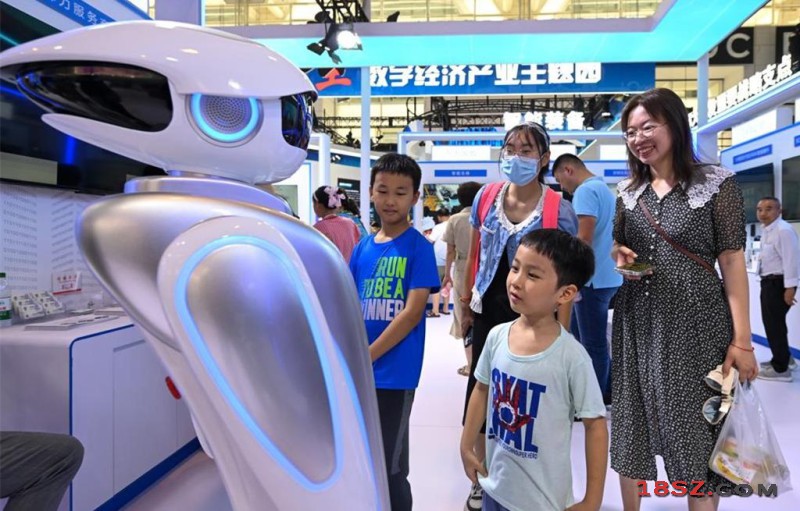 Emc易倍体育：2024世界人工智能大会7月4日上海登场大秀25款人形机器人