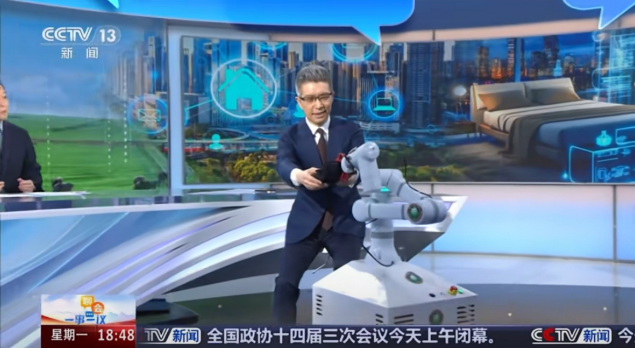 云迹科技复合多态机器人亮相央视新闻频道服务智能体展现智能生活新图景(图1)