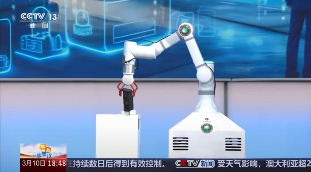 云迹科技复合多态机器人亮相央视新闻频道服务智能体展现智能生活新图景(图2)