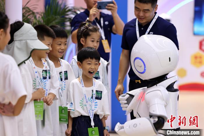 Emc易倍体育：全球机器人在北京“大显身手”体验“机智”未来(图3)