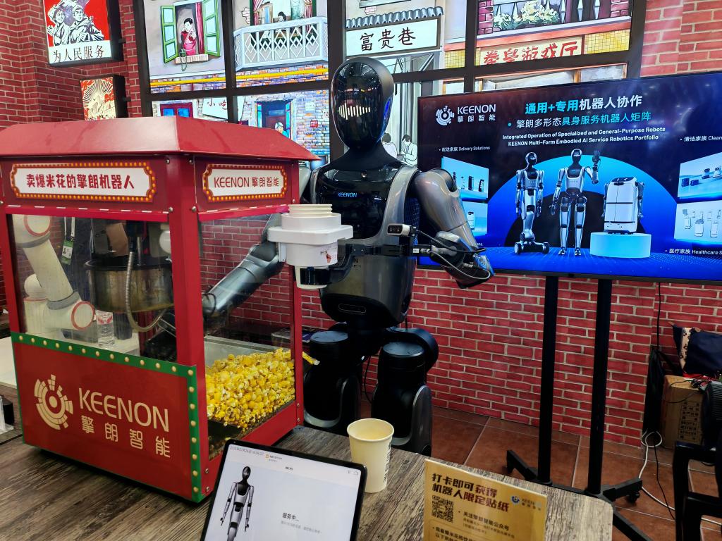 机“慧”共生人形机器人在2025世界人工智能大会展现澎湃动力