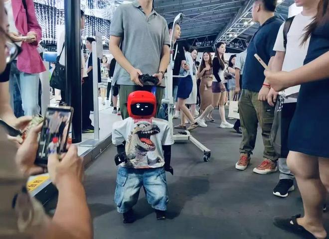 超150台人形机器人亮相“整活”大佬们有话说(图2)
