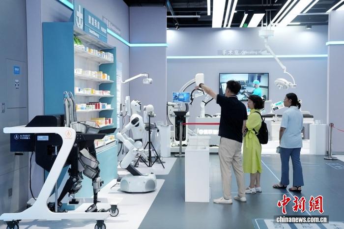 探访全球首家具身智能机器人4S店