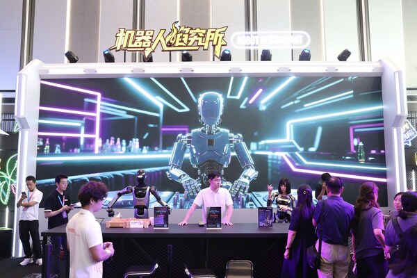 易倍体育网站：十余款首发首创产品发布具身智能机器人成焦点(图3)