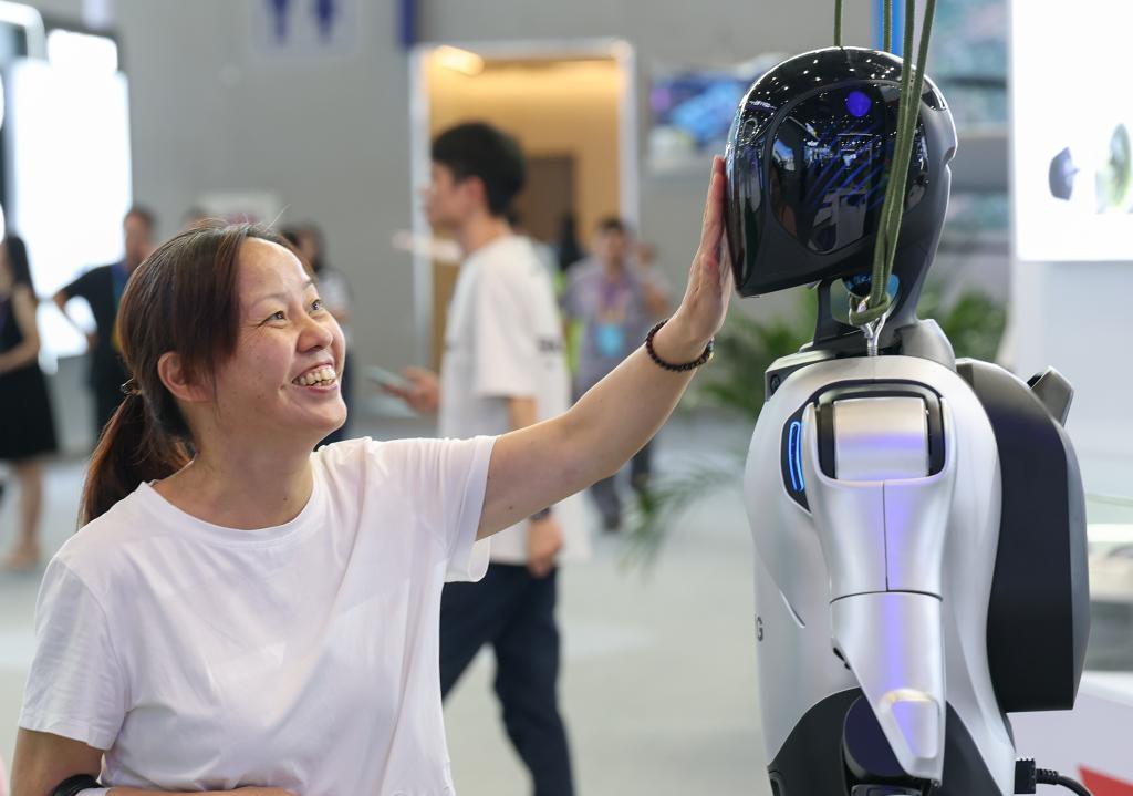 更懂“人心”的智能机器人走进中国寻常百姓家