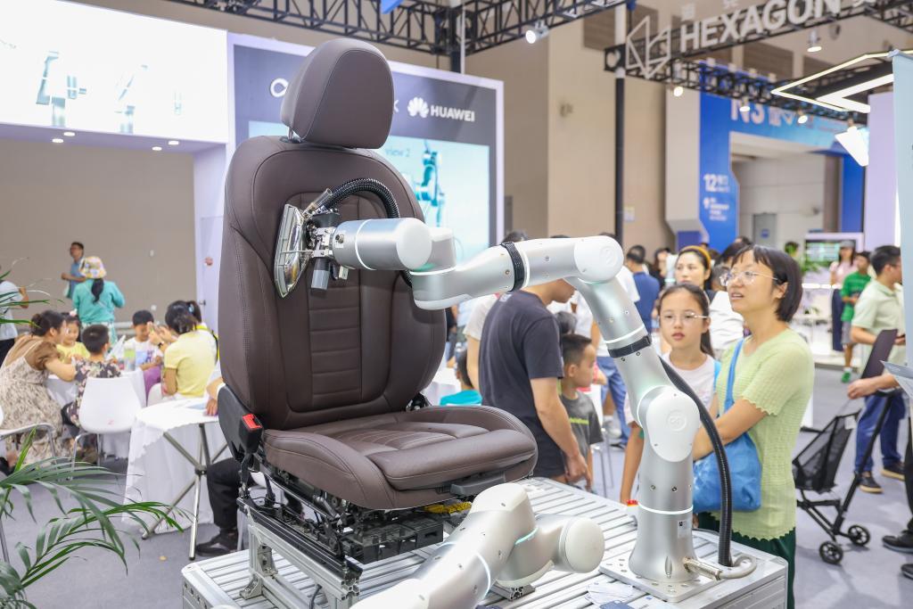 人性化、国际化、普惠化：智博会上的中国“智能新趋势”