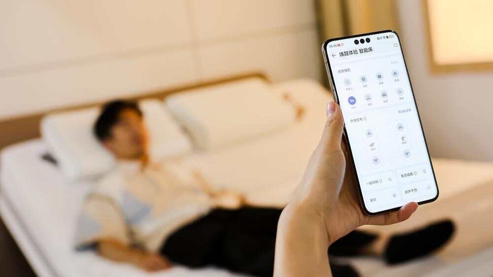Emc易倍体育：科技与家居跨界联动：新款智能床解锁睡眠黑科技(图2)