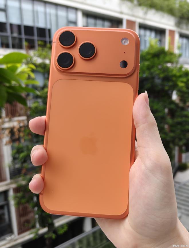 易倍体育网站：苹果砍停下一代VisionPro押注两款智能眼镜AI硬件风向变了？(图5)