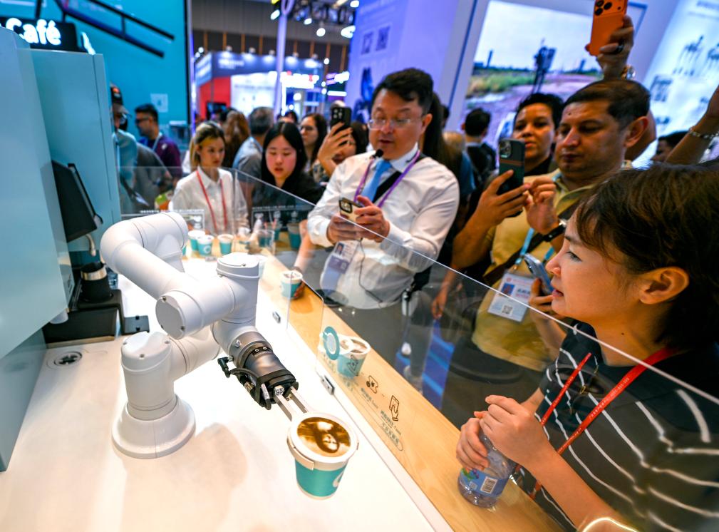 Emc易倍体育：“圈粉”境外采购商中国机器人登上广交会“主舞台”