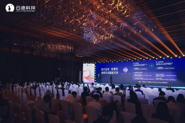 “群”智共生：云迹科技的生态实践从单体智能到群体革命的跨越