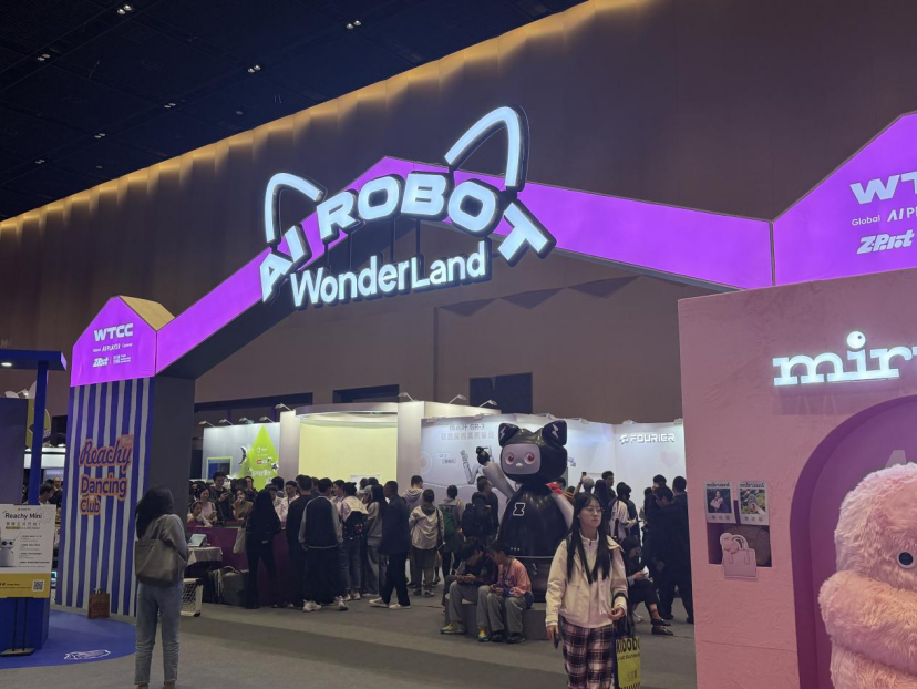 Emc易倍体育：【实探】火了！AI陪伴机器人成为这场科技展“最靓的崽”！雷军、俞敏洪、朱啸虎等投资人已出手！