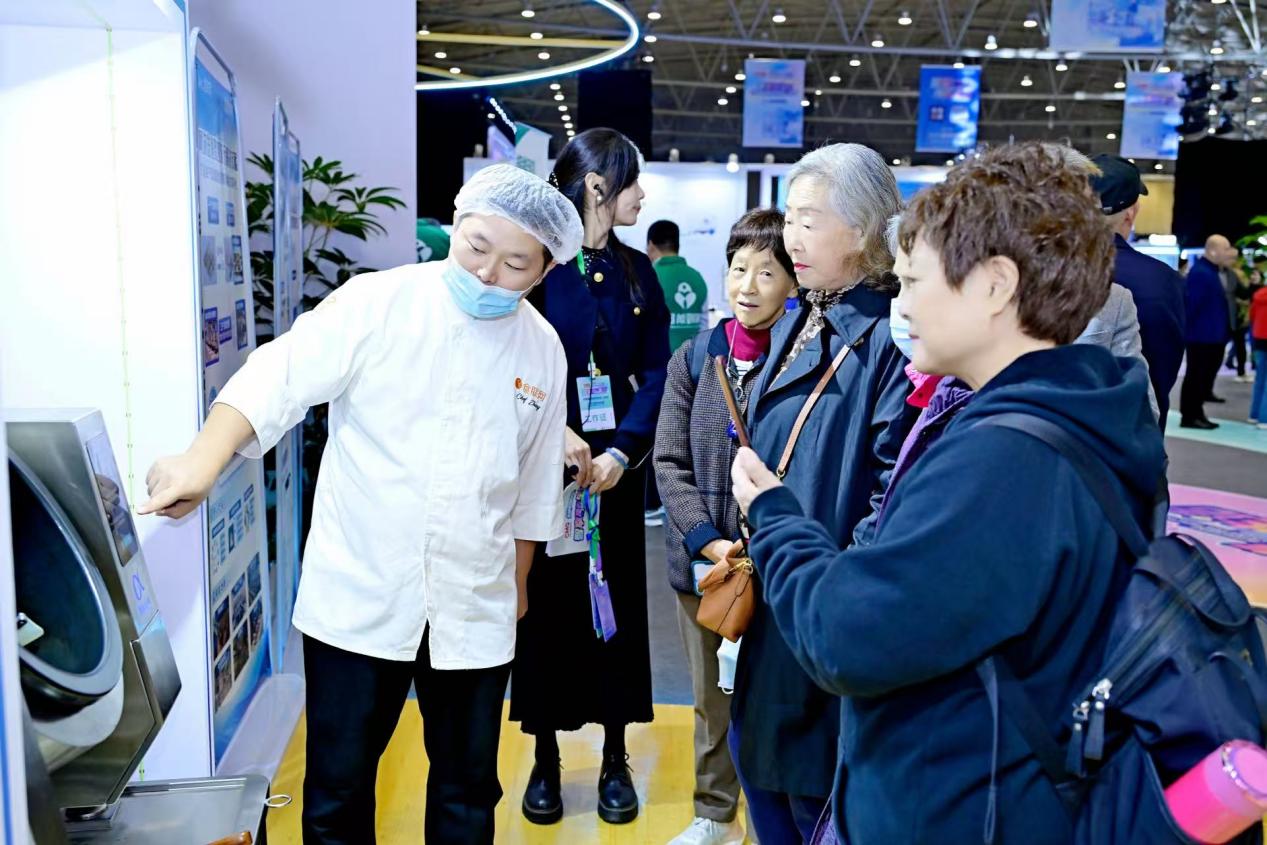 易倍体育网站：中央广播电视总台“智享未来——保姆机器人大会”成都智慧康养机器人展演启幕(图2)