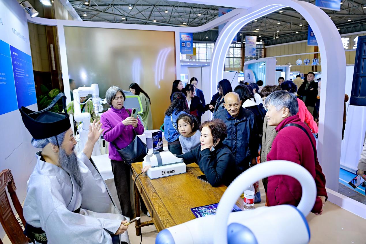 易倍体育网站：中央广播电视总台“智享未来——保姆机器人大会”成都智慧康养机器人展演启幕(图3)